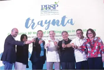  ?? SUNSTAR FOTO / AMPER CAMPAÑA ?? MILESTONE. Officials of the Philippine Business for Social Progress Visayas share a toast to celebrate 30 years of corporate social responsibi­lity.