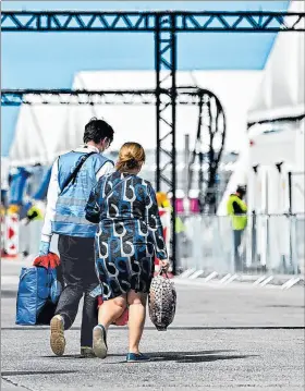  ?? EFE ?? Berlín. Refugiados ucranianos llegan a campamento junto al aeropuerto.