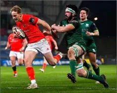  ??  ?? Mike Haley evades Paul Boyle to score the second Munster try.