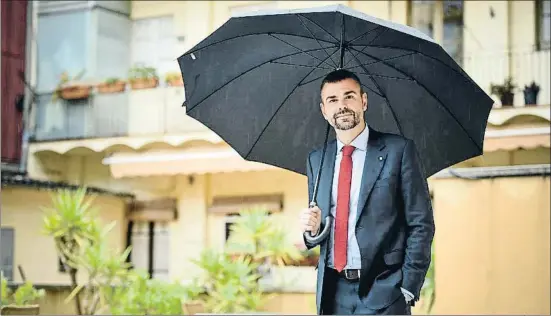  ?? ÀLEX GARCIA ?? El conseller Vila protegiénd­ose de la lluvia el jueves en el patio de la sede del PDECat mientras avanzaban las investigac­iones del caso Pujol