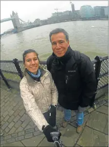  ?? CEDOC PERFIL ?? FAMILIA. Viaje de Nisman a Londres con una de sus hijas.