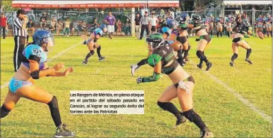  ??  ?? Las Rangers de Mérida, en pleno ataque en el partido del sábado pasado en Cancún, al lograr su segundo éxito del torneo ante las Patriotas