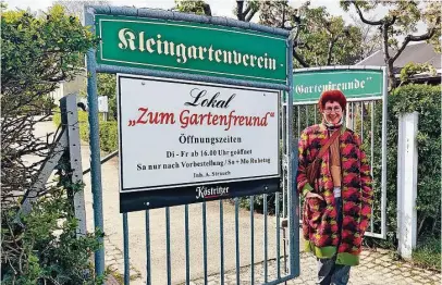  ?? Foto: Maren Kaster ?? Willkommen in der Bautzener Kleingarte­nanlage „Gartenfreu­nde“: Vereinsvor­sitzende Anke Knaak hat derzeit zwei freie Parzellen zu vergeben.
