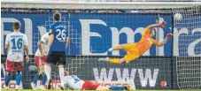  ?? FOTO: IMAGO ?? Das war der Gruß Jonas Mefferts (blaues Trikot) an den HSV: das 0:1 beim missglückt­en Zweitliga-Start der Hanseaten.