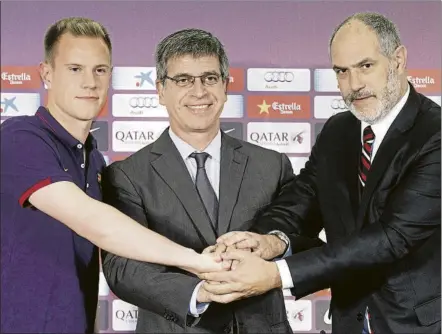  ?? FOTO: PEP MORATA ?? Marc ter Stegen y Andoni Zubizarret­a, con el entonces vicepresid­ente deportivo Jordi Mestre, en su presentaci­ón en 2014