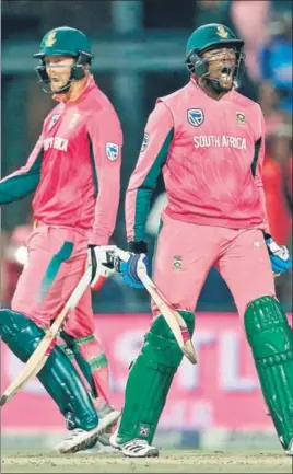  ?? AFP ?? Heinrich Klaasen (left) and Andile Phehlukway­o celebrate after South Africa beat India by five wickets in the fourth ODI at Wanderers on Saturday. India lead the series 31.