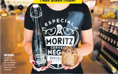  ??  ?? TRÍO OSCURO. Un litro de Moritz Negra, un ‘panettone’ de chocolate Triticum y una camiseta.
