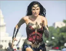  ??  ?? GAL GADOT. Volverá a ponerse el traje de la heroína en otro film.