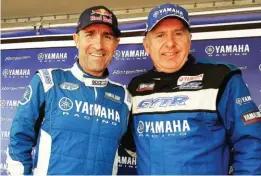  ??  ?? Depuis 1991 et sa première victoire au Dakar, une relation privilégié­e unit Stéphane Peterhanse­l et Éric de Seynes.