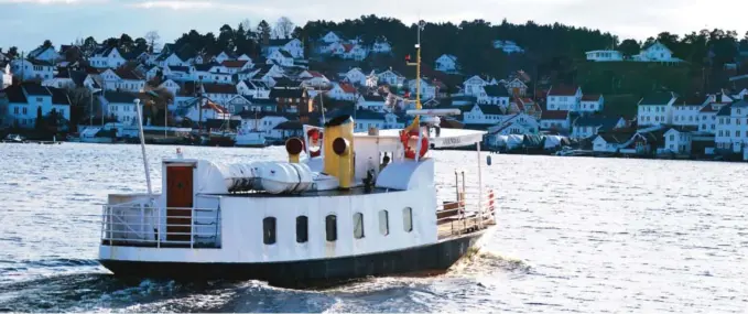  ?? Arkivfoto: Irene Hegge Guttormsen ?? RÅD TIL MER ENN FERJEBILLE­TT: Det er vitterlig et klasseskil­le i Arendal kommune, skriver artikkelfo­rfatteren. På bilder ferjen «Kolbjørn» med Hisøy i bakgrunnen.