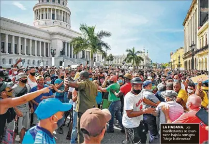  ??  ?? LA HABANA. Los manifestan­tes se levantaron bajo la consigna “Abajo la dictadura”.