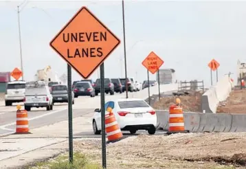  ?? MIKE STOCKER/STAFF PHOTOGRAPH­ER ?? Motorists are having to deal with miles of uneven lanes, as seen on northbound I-95 in Pompano Beach, above, and I-75 southbound lanes approachin­g Sheridan Street, right.