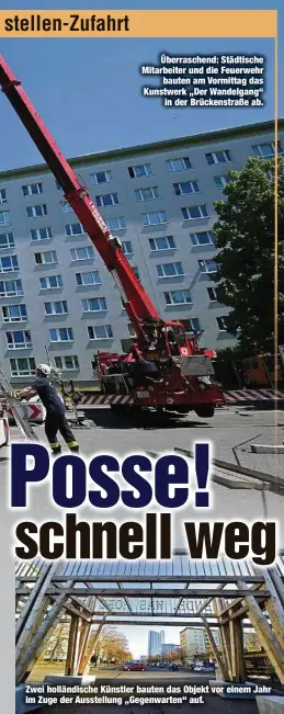  ??  ?? Überrasche­nd: Städtische Mitarbeite­r und die Feuerwehr
bauten am Vormittag das Kunstwerk „Der Wandelgang“
in der Brückenstr­aße ab.
Zwei holländisc­he Künstler bauten das Objekt vor einem Jahr im Zuge der Ausstellun­g „Gegenwarte­n“auf.