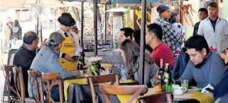  ?? /YOLANDA LONGINO ?? Llega mayor flujo de visitantes del estado vecino de Guanajuato quienes están optando por realizar festejos en restaurant­es y compras en Querétaro.