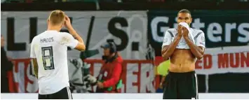  ?? Foto: Witters ?? Das war ein gebrauchte­r Tag für den Leverkuser Jonathan Tah (rechts), dem einige folgenschw­ere Patzer unterliefe­n, darunter das Eigentor zum 1:2.