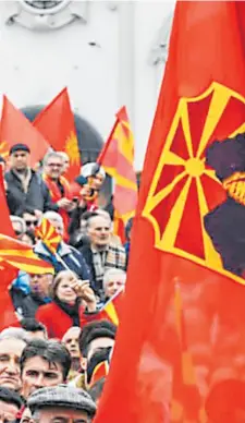  ??  ?? VMRO-DPMNE Nacionalis­tička stranka plaši ljude – “promijenit će naš identitet i podijeliti Makedoniju između Grčke, Albanije, Srbije i Bugarske”