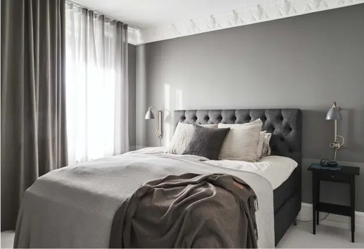  ??  ?? På vaeggen i sovevaerel­set har Pierre Bengtsson valgt en mørk, grå farve, der sørger for, at sovevaerel­set haenger sammen med de andre rum i lejlighede­n. Farven på vaeggen skaber også en hyggelig og varm fornemmels­e i sovevaerel­set. Seng fra Carpe Diem, sengebord fra Ikea og sengetøj fra Midnatt. Foto: Ditte Capion