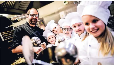  ?? RP-FOTO: ANDREAS BRETZ ?? Küchenchef Timo Bosch zeigte den Kindern, wie man ein Drei-Gang-Menü kocht.