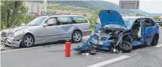  ?? FOTO: CHRISTIAN GERARDS ?? Zwei Wagen und ein Lastwagen sind am Mittwochna­chmittag in den Unfall auf der B 31 bei Geisingen verwickelt.