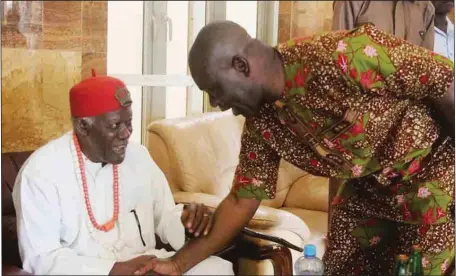  ??  ?? Deputy Senate President, Senator Ike Ekweremadu (right), discussing with the traditiona­l ruler of Mgbidi community, Awgu Local Government Area, Igwe Pius Uzochukwu, during a solidarity visit to the senator by the community at his Enugu residence...