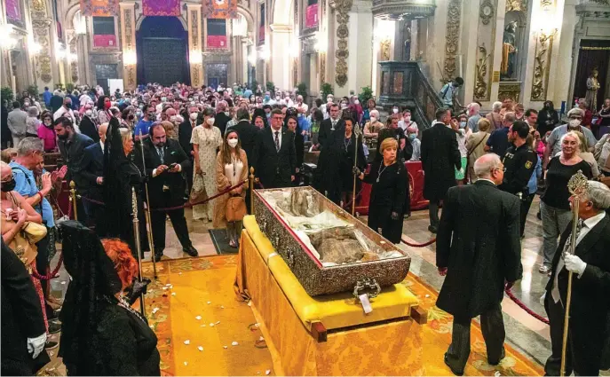  ?? JAVIER FERNÁNDEZ LARGO ?? Tras la Misa del peregrino, tuvo lugar ayer la apertura solemne del arca de San Isidro en la Colegiata