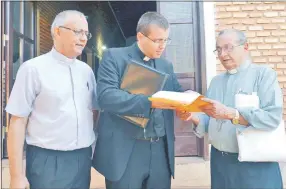  ??  ?? El secretario de la Nunciatura, Mons. Pavol Talapka (c) entrega la bula papal y las cartas del Santo Padre a Mons. Mario Melanio Medina. Observa el padre Celestino Ocampo, párroco de la Catedral de San Juan Bautista, Misiones.