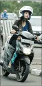  ?? HANUNG HAMBARA/JAWA POS ?? KOMPLET: Kakak cantik yang mengendara­i motor L 2641 AP ini bisa jadi contoh. Helmnya diklik, bawa motornya kalem, lampu utamanya juga menyala saat siang. Selamat Kak, dapat hadiah menarik karena sudah jadi panutan buat yang lain. Silakan mengambiln­ya...