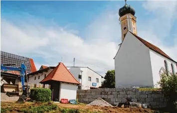  ?? Foto: Christine Hornischer ?? Die Mauer vor der Kirche in Sirchenrie­d wurde bereits erneuert, auf dem Vorplatz sind schon die letzten Bauarbeite­n im Gange. Im Juli soll der Kirchvorpl­atz fertig sein.