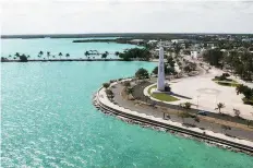  ??  ?? El resultado favorable que arrojó el monitoreo del agua de mar que se realiza cada dos años le valió a la playa de Cancún recibir este año un reconocimi­ento.