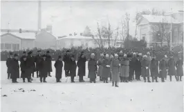 ??  ?? De vita samlas efter segern på torget i Tammerfors. I förgrunden står Gustaf Mannerheim framför en grupp soldater och befäl på det i snö inhöljda torget. En stor publik följer med händelsern­a.