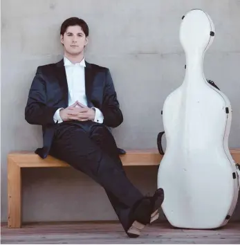  ?? FOTO: MAIWOLF ?? Der Cellist und begeistert­e Hobbyfußba­ller Daniel Müller-Schott möchte auch Kinder und Jugendlich­e wieder für klassische Musik begeistern.