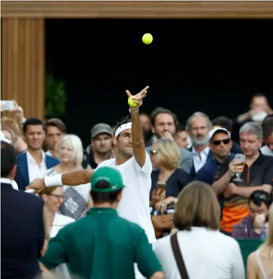  ?? KEYSTONE ?? A Wimbledon è Federerman­ia. Anche quando si tratta di un semplice allenament­o