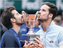  ??  ?? Marc López (links) und Feliciano López mit ihrem Pokal.