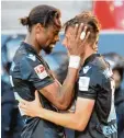  ?? Foto: dpa ?? Florian Neuhaus (re.) jubelt mit Abdou laye Ba über sein Tor zum 1:1.