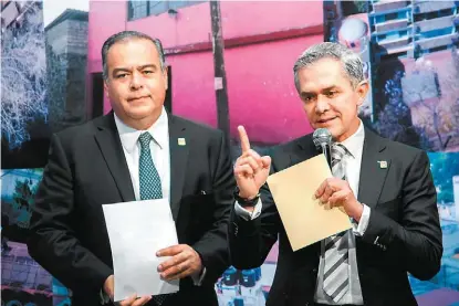  ?? CUARTOSCUR­O ?? Raymundo Collins, titular del INVI, y Miguel Ángel Mancera entregaron créditos a damnificad­os.