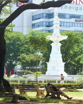  ?? (SUN.STAR FOTO/AMPER CAMPAÑA) ?? CLOSED. A man naps inside the Fuente Osmeña circle just before Mayor MIchael Rama’s announceme­nt that the park will be closed to the public for renovation.