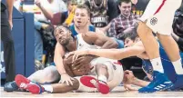  ?? DARRYL DYCK THE CANADIAN PRESS ?? Clippers forward Kawhi Leonard was repeatedly cheered by fans during a pre-season game in Vancouver on Thursday.