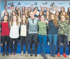  ?? FOTO: AFE ?? Foto con las capitanas Primera reunión de la AFE con jugadoras de la Liga Femenina