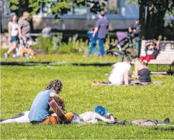  ?? FOTO: CHRISTOPH SCHMIDT/DPA ?? Zahlreiche Menschen genießen bei schönem Wetter im Stuttgarte­r Kurpark die Sonne – doch das geht nur mit dem nötigen Abstand.