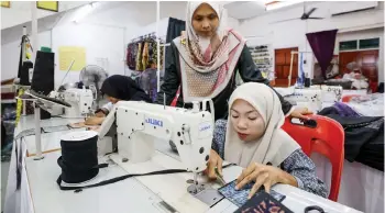  ?? — Bernama photos ?? Wan Nur Akmal observes Nurul Syakirah at work at Wakaf Tapai.