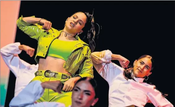  ?? / ÓSCAR CORRAL (EFE) ?? La cantante Rosalía, durante su actuación del pasado viernes en el festival O Son do Camiño, en Santiago de Compostela.