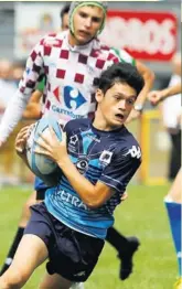  ?? Photo Valentine Chapuis ?? Les jeunes des clubs les plus prestigieu­x du rugby français s’en sont donnés à coeur joie. Ici, les joueurs du CA BèglesBord­eaux face à ceux du Racing 92 (en haut). Montpellie­r, était bien évidemment représenté, tout comme Périgueux ou l’UBB.