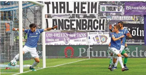  ?? FOTO: IMAGO ?? Der Darmstädte­r Romain Bregerie schlägt den Ball erst deutlich hinter der Torlinie heraus – das vermeintli­che Tor für Erzgebirge Aue zählte aber nicht.