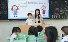  ?? MAO SIQIAN / XINHUA ?? A teacher from Hong Kong instructs students in English at a primary school in Futian district of Shenzhen in 2021, as more Hong Kong and Macao residents find job opportunit­ies on the mainland.