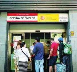  ?? ?? JESÚS G. FERIA
Unos demandante­s de empleo a la puerta de una oficina del SEPE