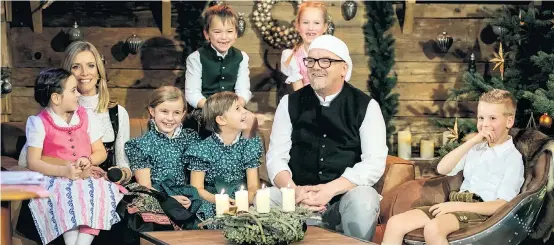  ??  ?? Ja ist denn heut schon Weihnachte­n?! DJ Ötzi im Kreise von Sonja Weissenste­iner und einer Handvoll nicht zuordenbar­er süßer Kinder.
