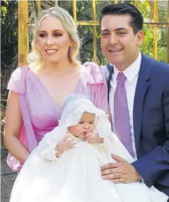  ??  ?? > Abigaíl García de Higuera y Alejandro Higuera con su hija Ana Balvanera.