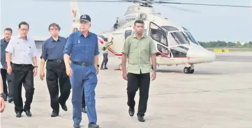  ??  ?? Najib (third left), accompanie­d by Chief Minister Datuk Patinggi Abang Johari Tun Openg (second left) and Assistant Minister of Tourism, Arts and Culture Datuk Lee Kim Shin (left), arrives at Miri Airport from Bekenu after completing the last leg of...