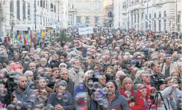  ?? BLOOMBERG ?? Italy’s maverick Sardines movement, a silent rebellion against rightist League leader Matteo Salvini, rallies in Piazza Santi Apostoli in Rome on Sunday.