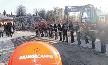  ?? FOTO: ALEXANDER KAYA ?? Es darf geschaufel­t werden: Die Arbeiten für den Orange Campus haben begonnen.